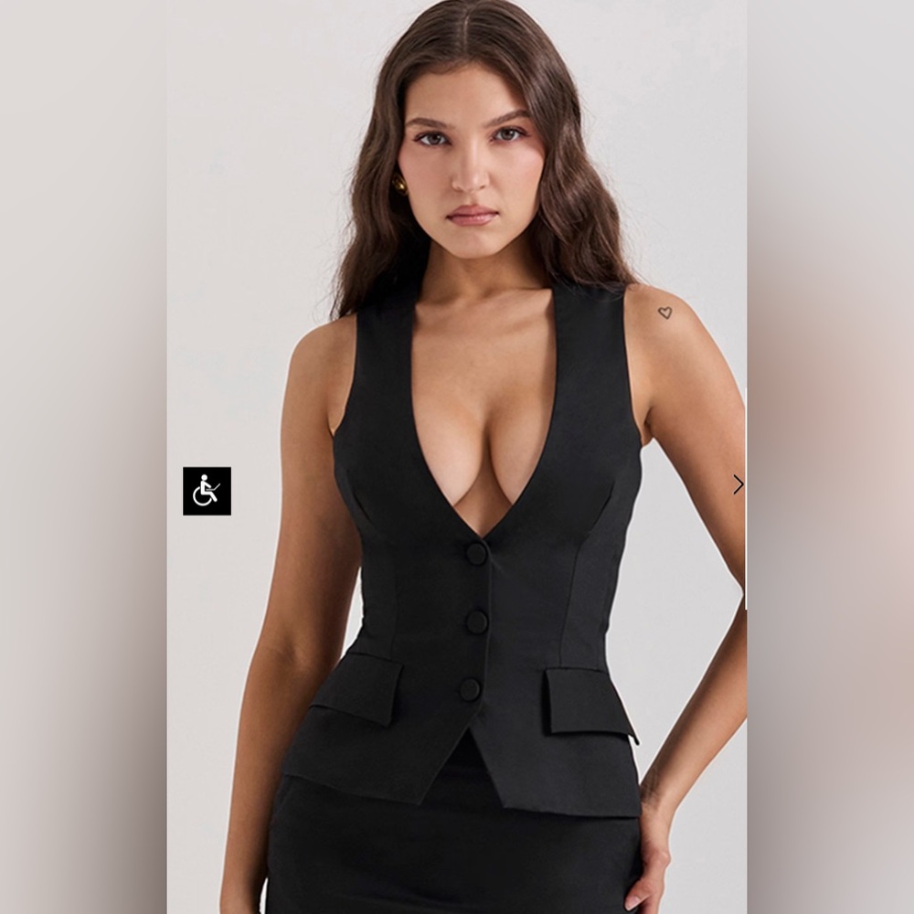 JULIET
House of CB Small and Large Size
BLACK SLEEVELESS TUXEDO TOP
USD $139